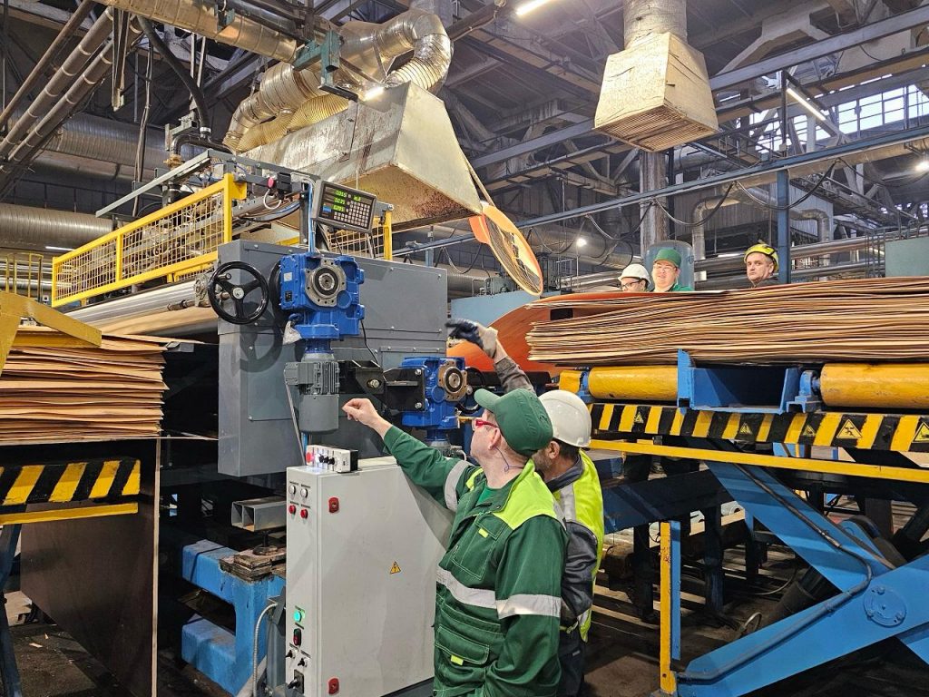 «Свеза»_запустила_первую_российскую_станцию_для_сборки_8-футовой фанеры_2