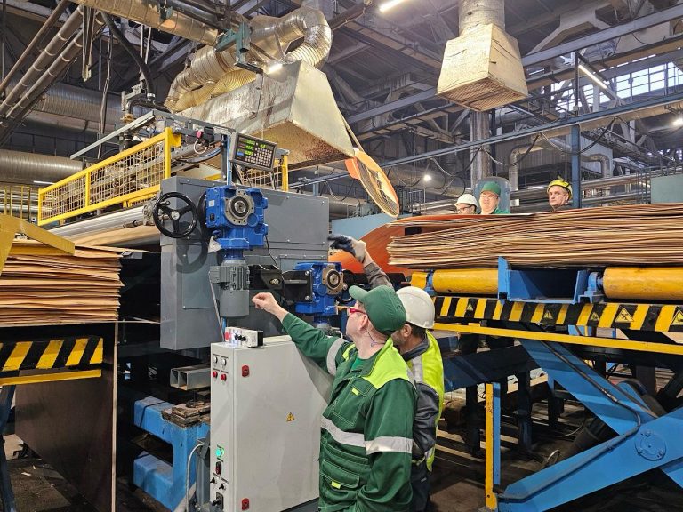 «Свеза»_запустила_первую_российскую_станцию_для_сборки_8-футовой фанеры_2